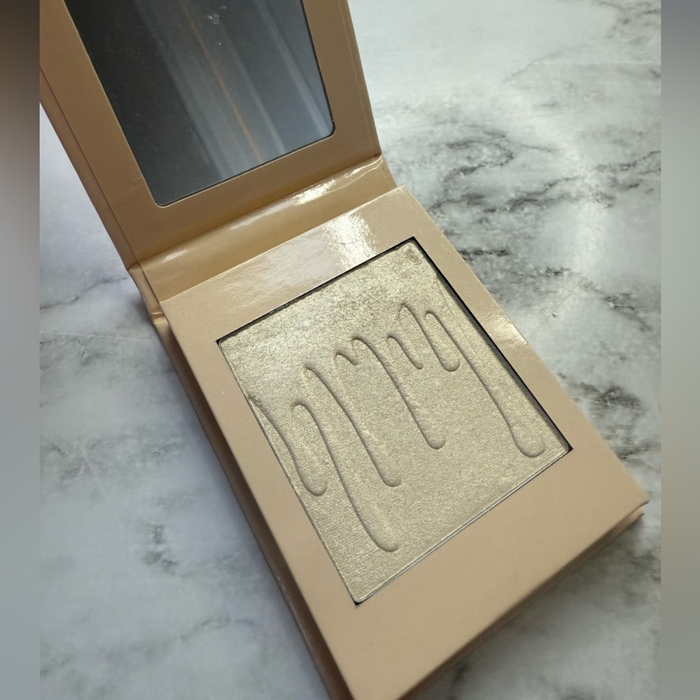 Kylie Cosmetics 2016 “French Vanilla” Pressed Illuminating Highlight Powder